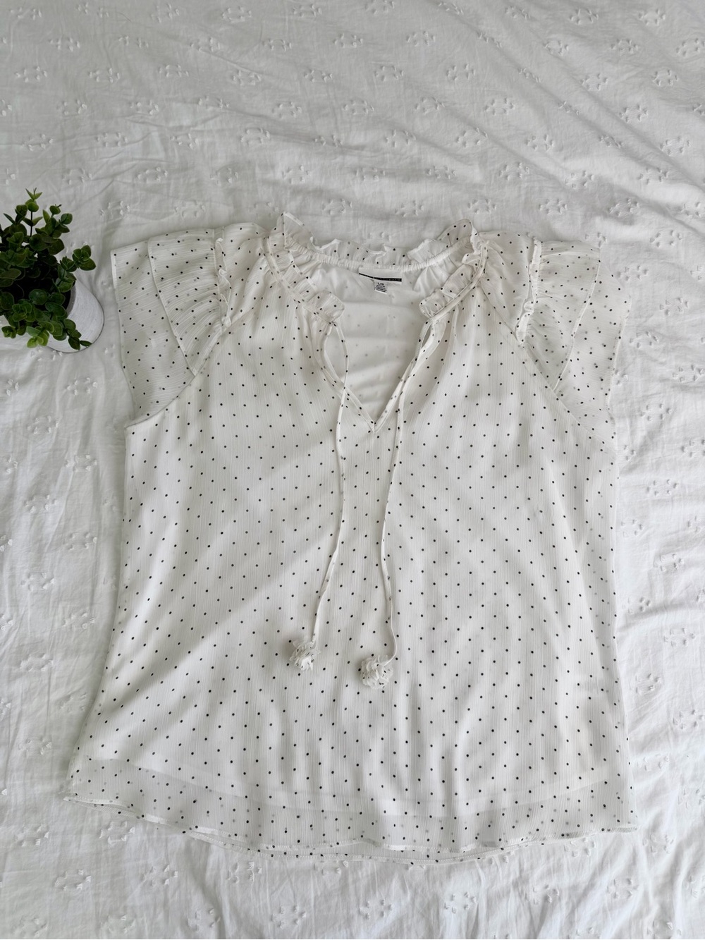 Jules & Leopold White Dot-Print Ruffle Tie-Front Blouse